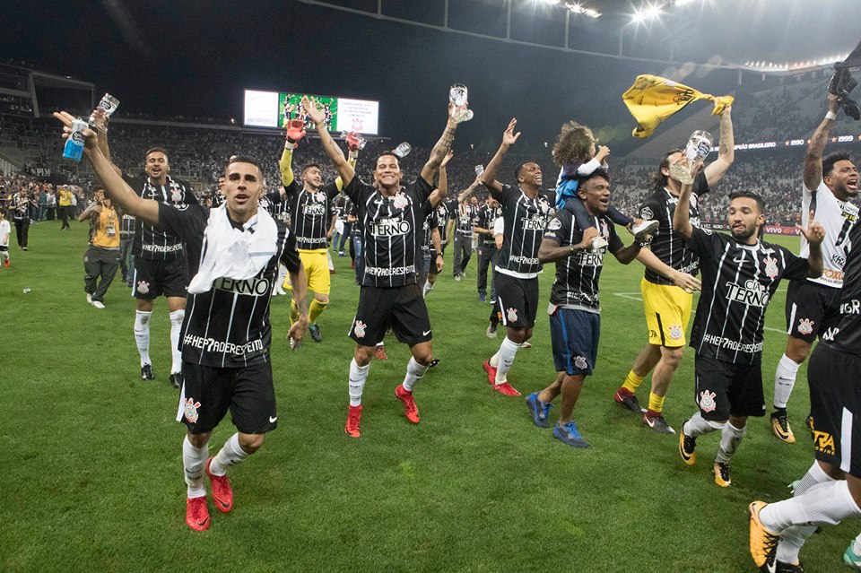 Timão levanta o caneco de campeão brasileiro pela sétima vez